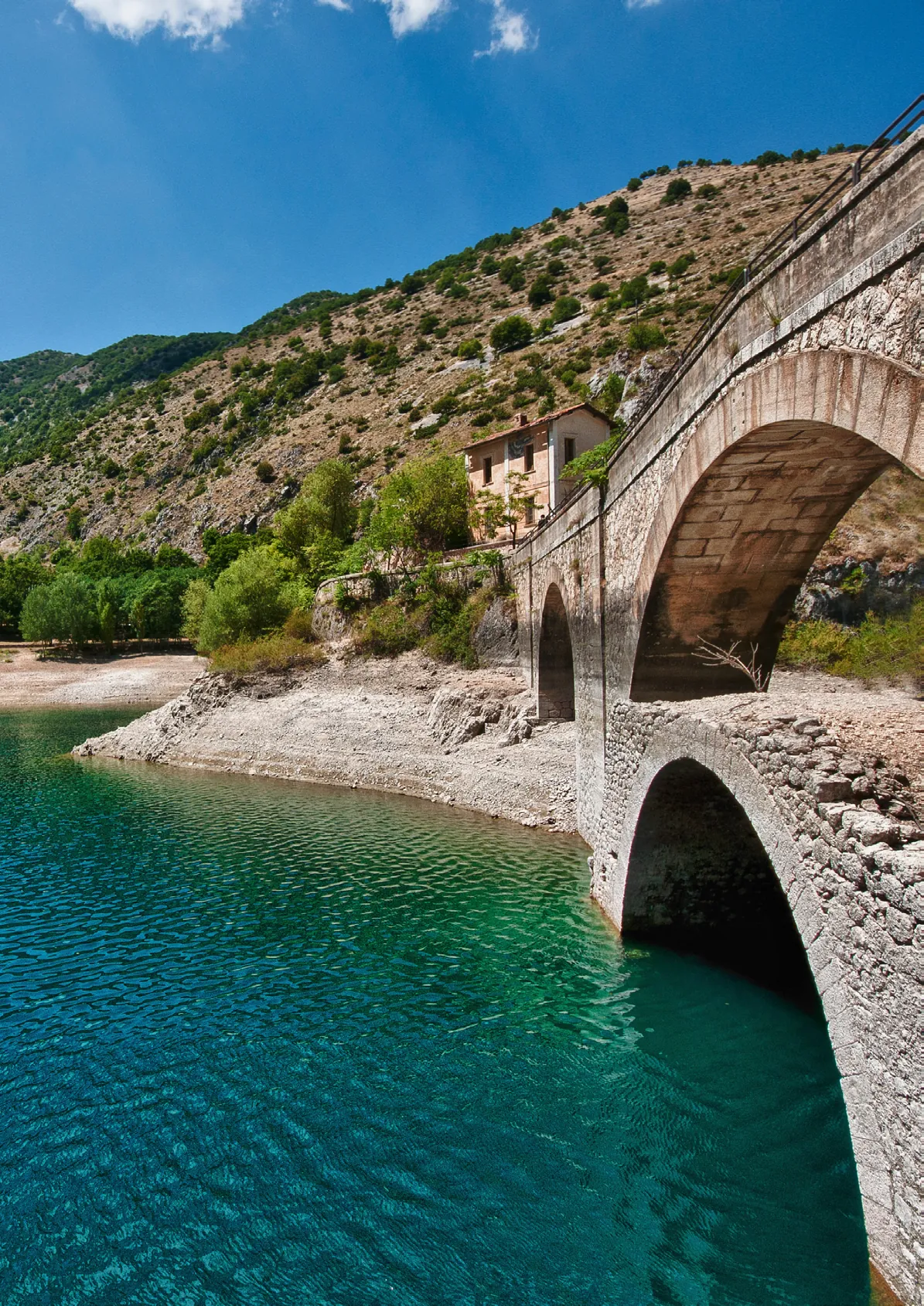 Ponte in pietra sul lago, Abruzzo