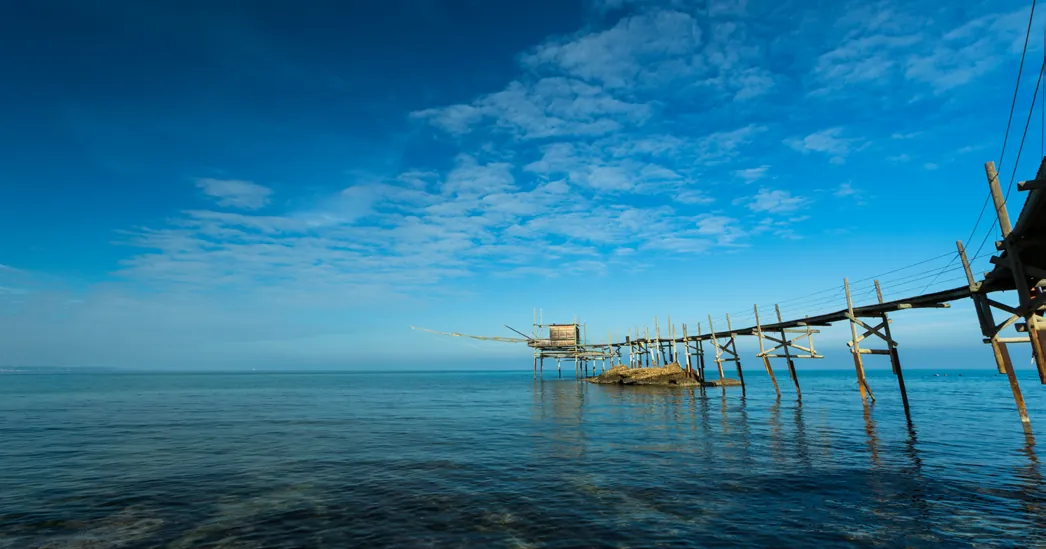 Trabocco sul mare blu della costa abruzzese