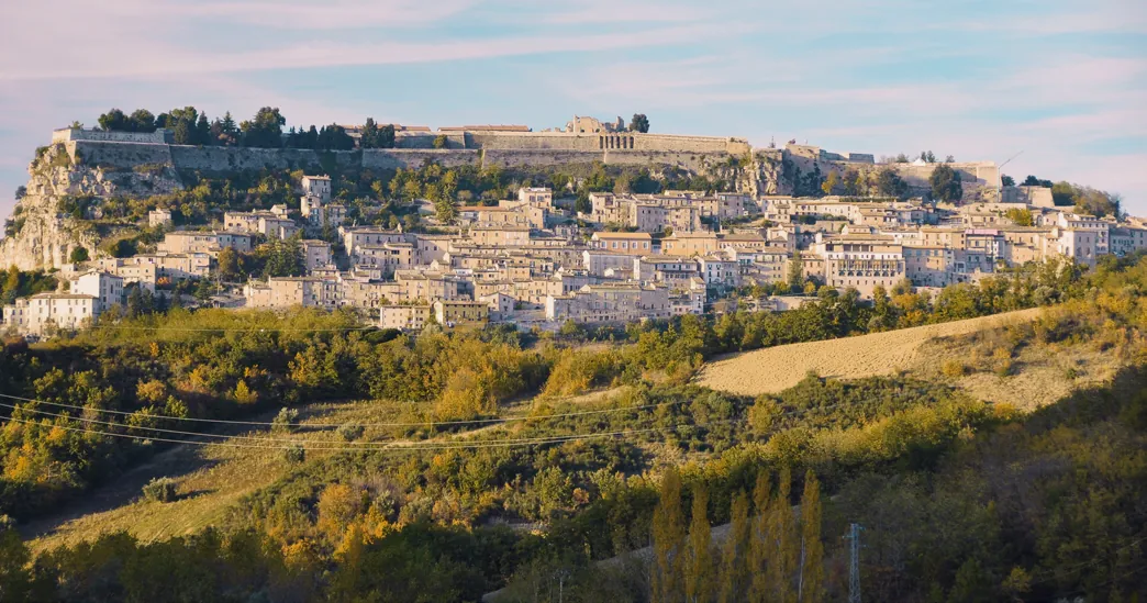 Borgo abruzzese ai piedi del Gran Sasso