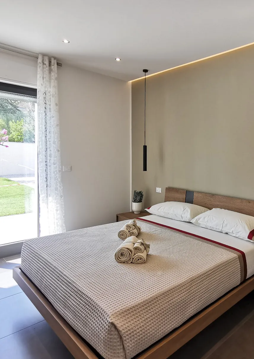 Camera da letto moderna e luminosa