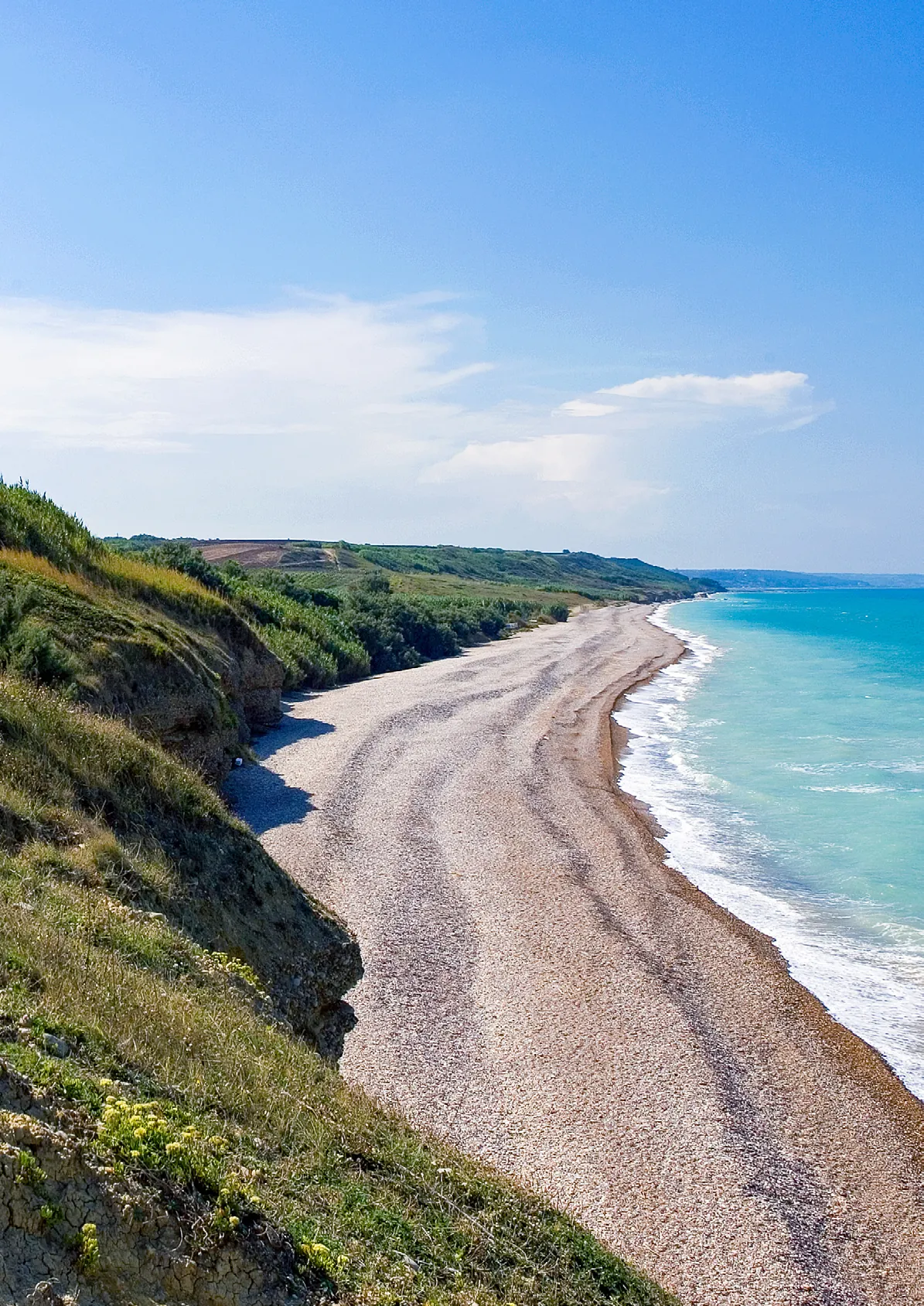 Spiaggia selvaggia sotto la falesia sulla costa abruzzese