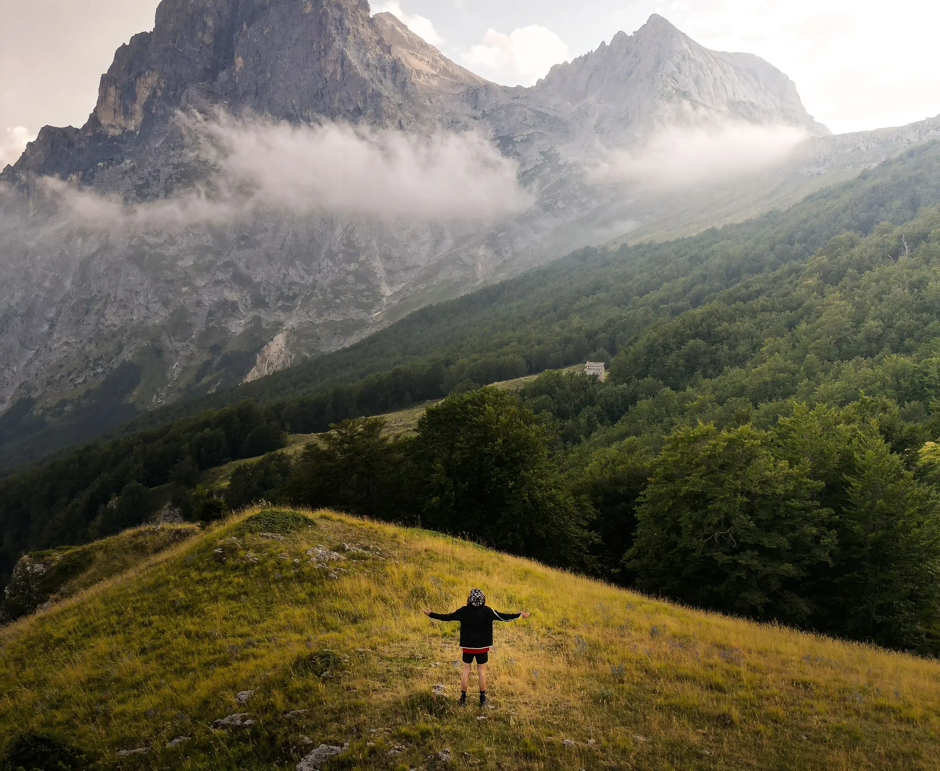 Escursionista a braccia aperte davanti al Gran Sasso